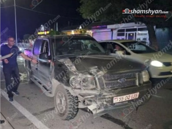 Երևանում հարբած վարորդը Ford Explorer-ով բախվել է կայանված Opel Zafira-ին, որն էլ առաջ ընթանալով կոտրել է խանութի դուռը